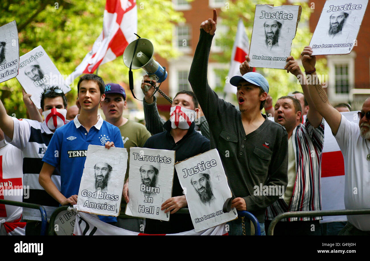 I membri della Lega della Difesa inglese dimostrano come Cleric Anjem Choudary parli con i sostenitori al di fuori dell'ambasciata degli Stati Uniti a Londra durante una protesta contro l'uccisione di Osama Bin Laden. PREMERE ASSOICATION Photo. Data immagine: Venerdì 6 maggio 2011. Vedi PA storia MORTE BinLaden protesta. Il credito fotografico dovrebbe essere: Gareth Fuller/PA Wire Foto Stock