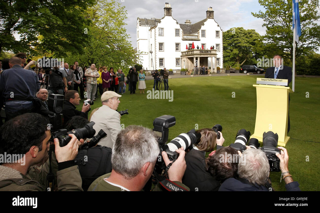 Il leader della SNP Alex Salmond durante una conferenza stampa al Prestonfield House Hotel di Edimburgo, dopo che il suo partito si è assicurato una vittoria senza precedenti, prendendo la maggioranza dei seggi alle elezioni del Parlamento scozzese. Foto Stock