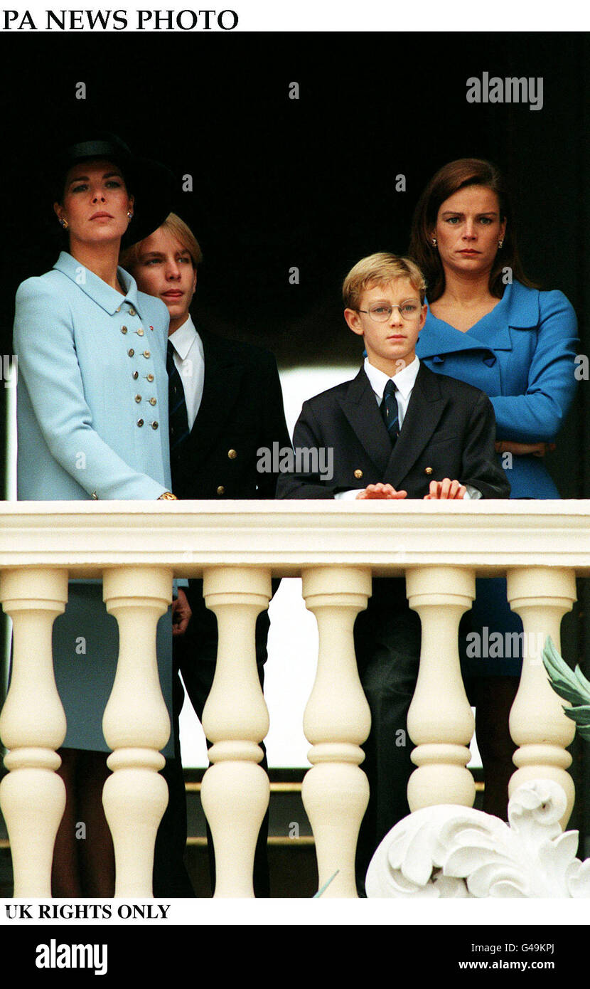 PA NEWS PHOTO : 19/11/97: UK USE ONLY Princess Caroline and Princess Stephanie 19 novembre a Monaco durante le cerimonie della Giornata Nazionale di Monaco. Foto Stock