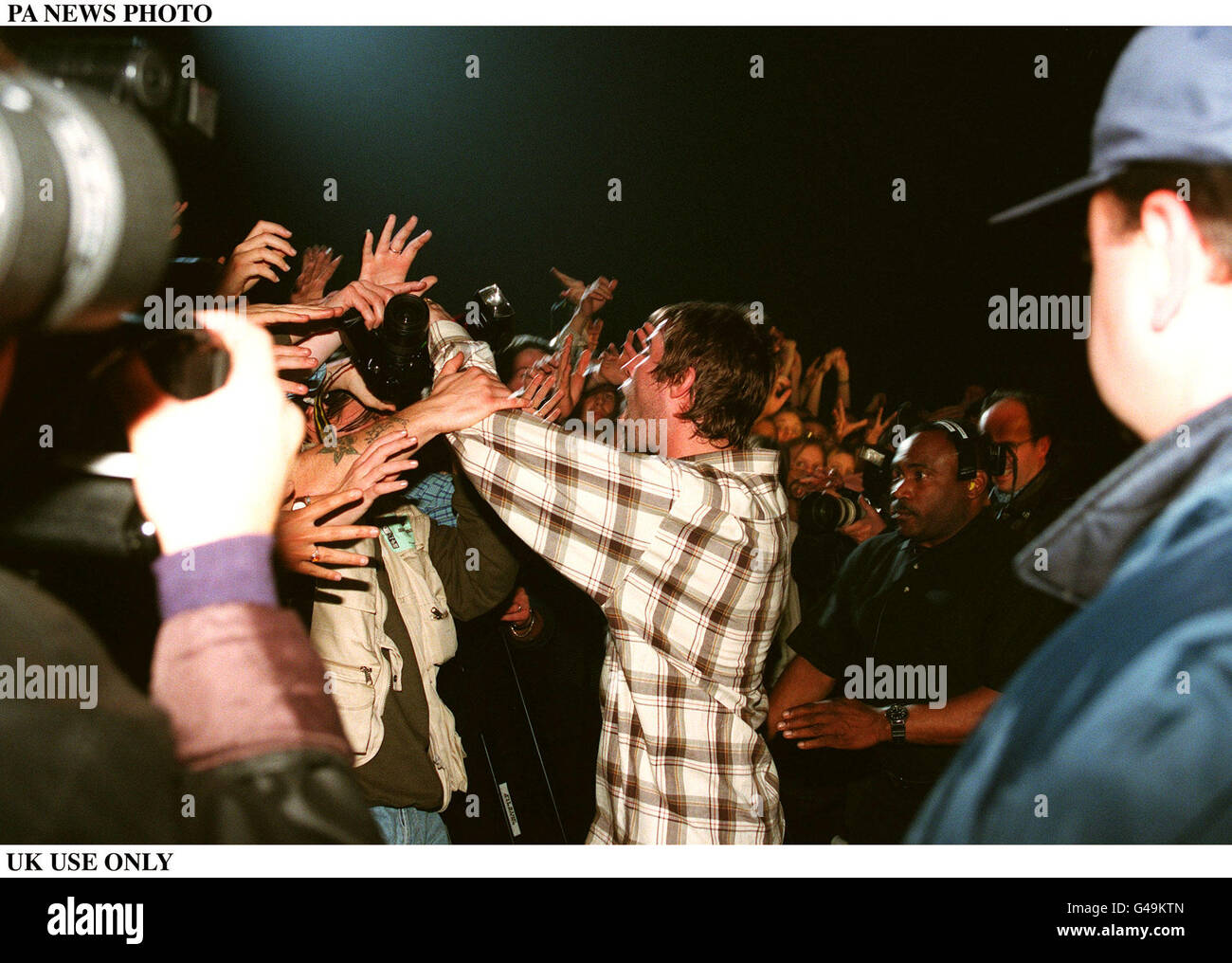 Il 4 novembre 1997, i fotografi hanno lasciato il concerto 'Oasis' a Lille, come segno di protesta dopo che Liam Gallagher è scese sul palco e ha tolto la macchina fotografica di un giovane fotografo, è tornato, lo ha gettato sul pavimento e insultato i fotografi. Poi, tutti sono partiti. Gli altri tre concerti 'Oasis': Parigi, Angers e Bordeaux, che si suppone si svolgeranno questa settimana, sono stati annullati perché gli autocarri sono bloccati a Lille dal movimento di sciopero. Foto Stock