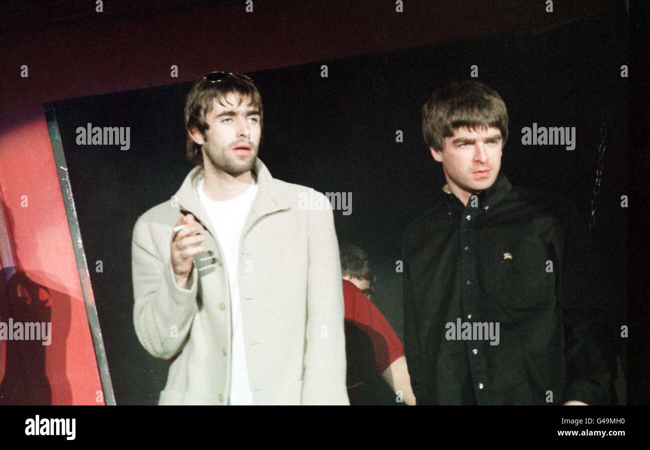 Liam Gallagher (a sinistra) e il fratello Noel alla Cardiff International Arena stasera (mercoledì). Guarda per PA storia Foto Joanne Nelson Foto Stock