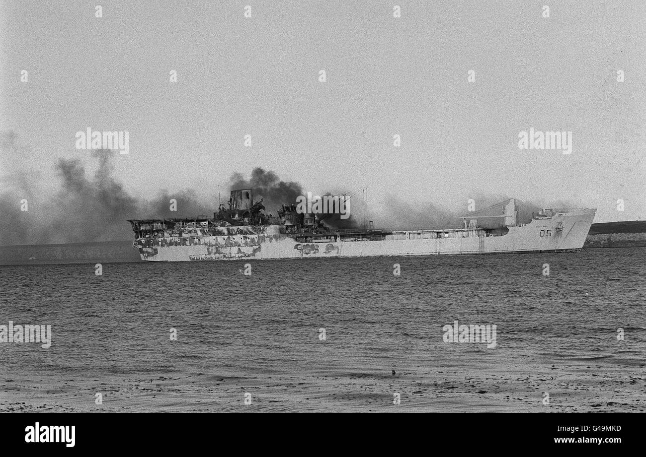 LA GUERRA DELLE FALKLANDS: PA NEWS PHOTO 29/6/82 HMS SIR GALAHAD UNA NAVE DA SBARCO BRITANNICA, SBATTE A BLUFF COVE DOPO UN ATTACCO AEREO ARGENTINO DURANTE IL CONFLITTO DELLE FALKLANDS. LA NAVE FU POI TRAINATA NELL'ATLANTICO E AFFONDATA COME TOMBA DI GUERRA. Foto Stock