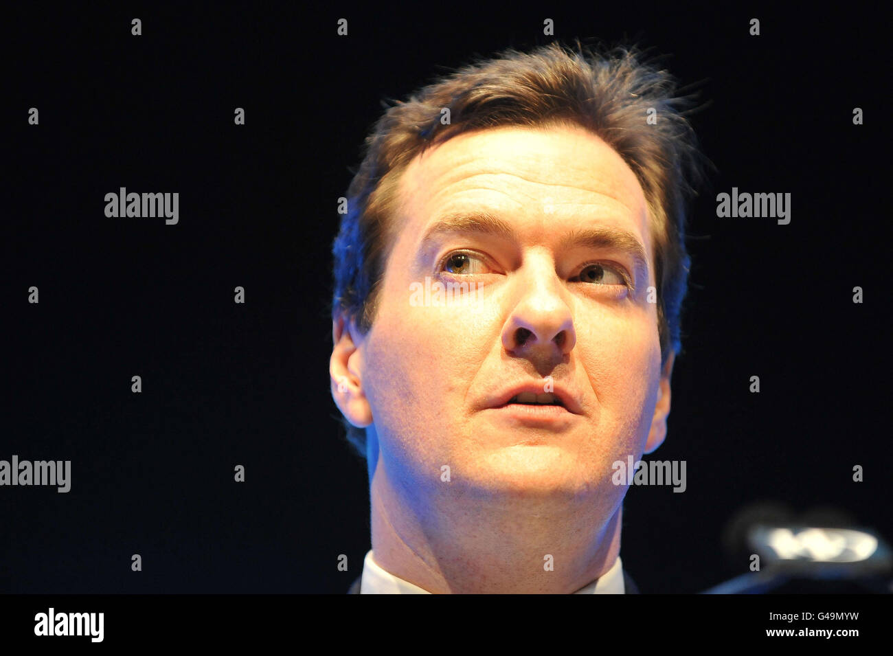 Il Cancelliere George Osborne si rivolge alla Convention annuale dell'Institute of Directors presso la O2 Arena di Londra. Foto Stock