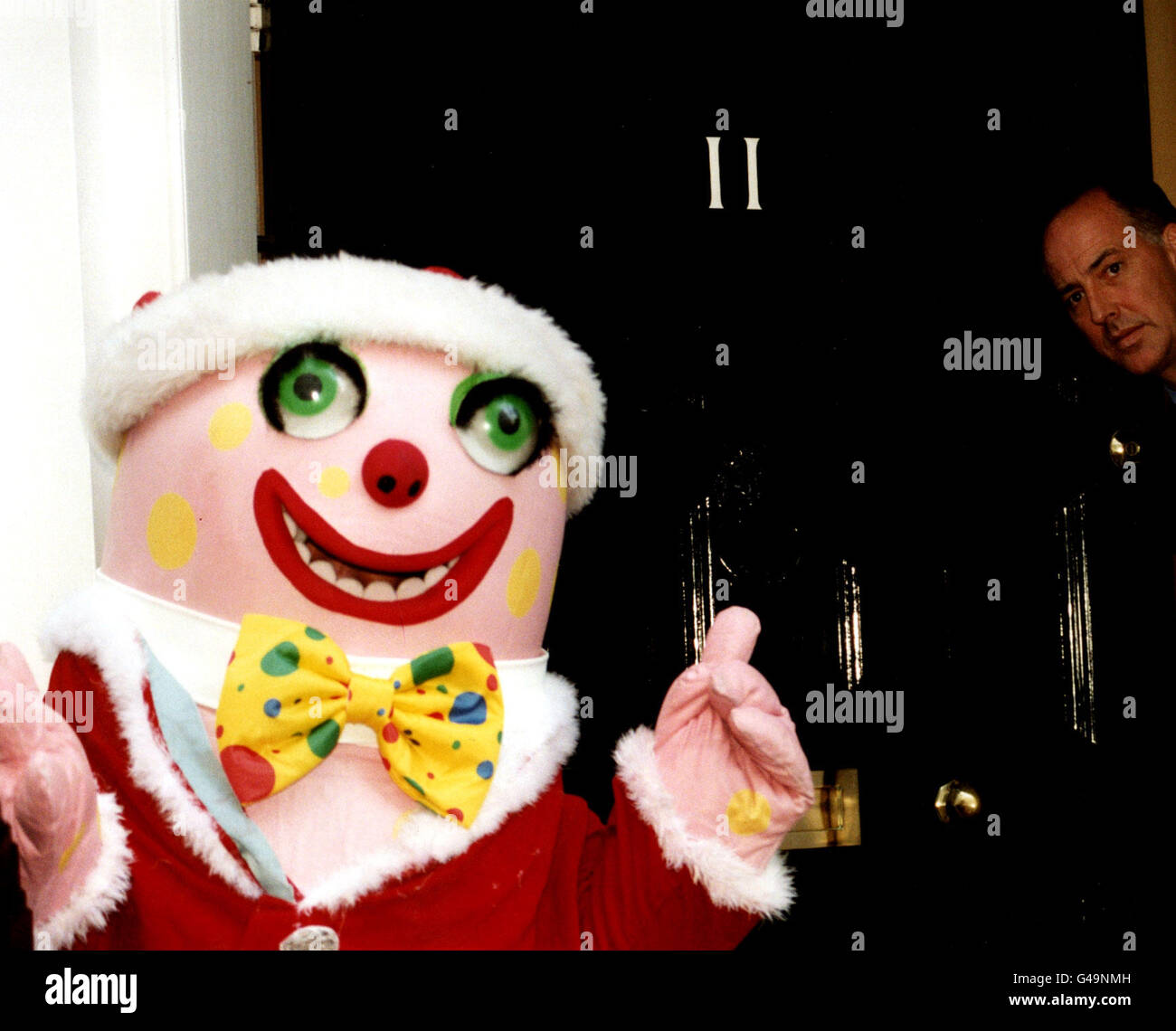 PA NEWS PHOTO 8/12/97 MR. BLOBBY FUORI NO.11 DOWNING STREET, LONDRA PER IL PRANZO DI NATALE TENUTO PER GLI ORGANIZZATORI DI BENEFICENZA 'SCOPE' Foto Stock