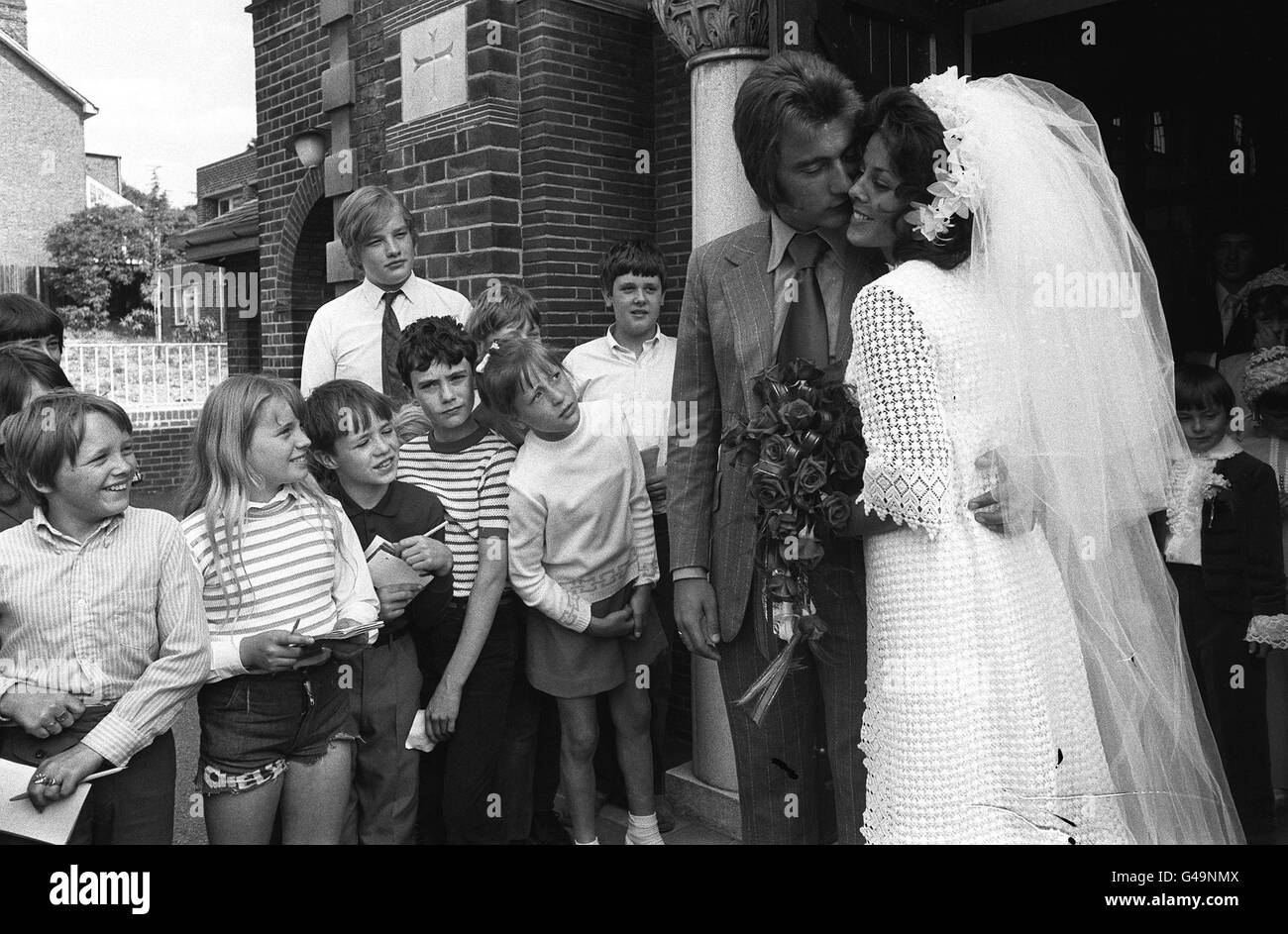 PA NEWS FOTO 17/7/71 Chelsea F.C. Avanti ALAN HUDSON matrimonio sposa modello Londra Maureen O'Doherty presso il ST. Guglielmo di YORK CHIESA CATTOLICA ROMANA A BROCKLEY PARK FOREST HILL, Londra Foto Stock
