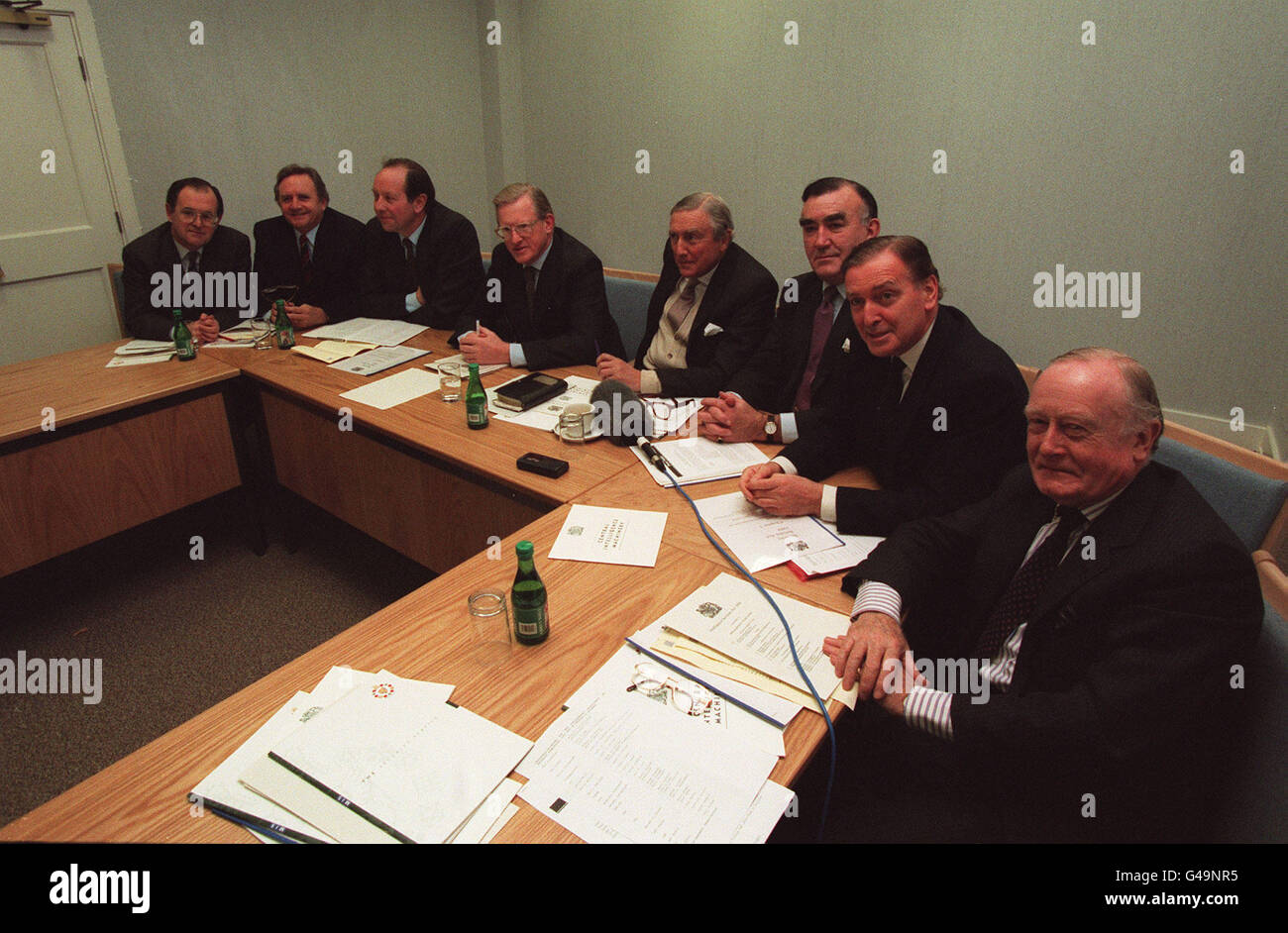 PA NEWS FOTO 15/12/94 MP che compongono la nuova intelligenza parlamentare e il comitato di sicurezza ha annunciato alla Camera dei comuni, SODDISFARE AL CABINET OFFICE IN WHITEHALL, Londra. Da sinistra a destra: ALAN BEITH, ALLAN ROGERS, SIR ARCHIBALD HAMILTON, TOM KING, Dr John Gilbert, M.si accoppia, B.JONES E G.SHAW Foto Stock