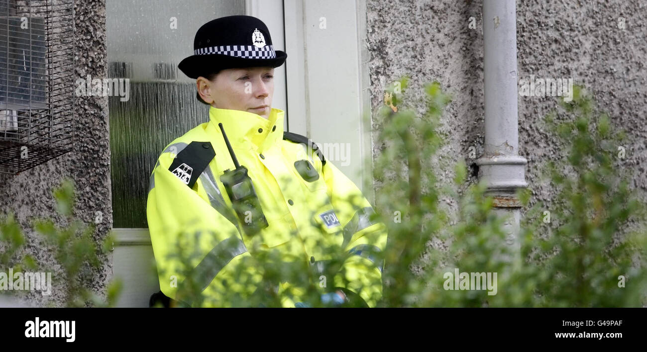 La scena su Innerwood Road a Kilwinning, Scozia dopo che la polizia ha due uomini di polizia in connessione con un'indagine sulle bombe di pacchi inviati al manager celtico Neil Lennon. Foto Stock