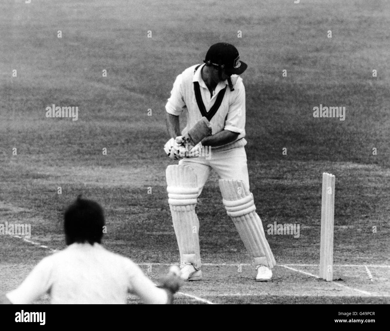 Cricket - The Ashes - seconda prova - Inghilterra / Australia - terza giornata - Lord's. Graham Yallop (Australia) si ritrova invisolato per uno da Graham Dilley Foto Stock