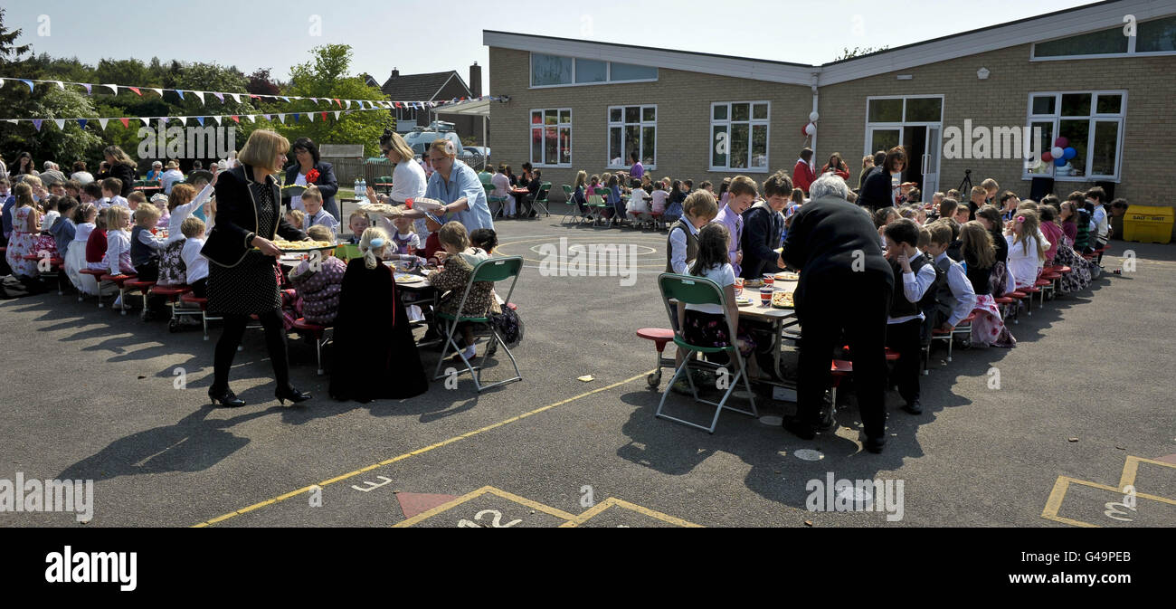 Il Bucklebury Church of England Primary School Royal festa nuziale nel parco giochi della scuola. Foto Stock