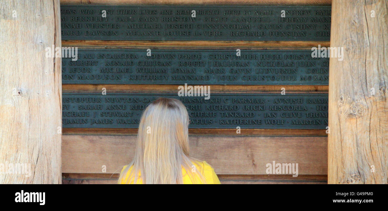 Una donna guarda il memoriale del 9/11 vicino all'ambasciata americana a Londra, dopo che Osama bin Laden è stato ucciso in Pakistan. Foto Stock