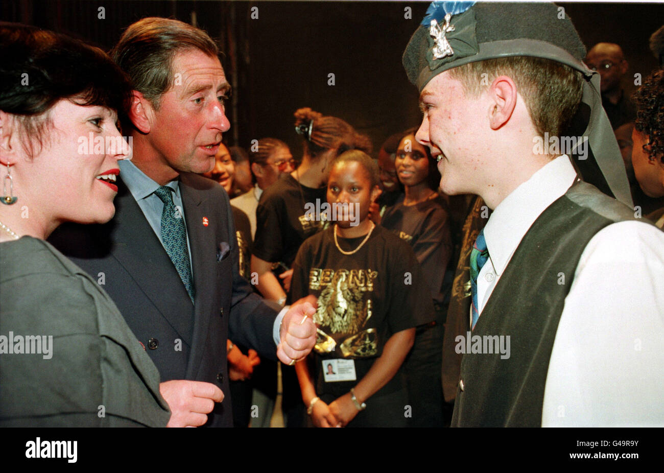 Il Principe di Galles incontra Alasdair Connor,14,dall'isola di Skye, Scozia, dietro le quinte del "Concerto del Commonwealth" che si è tenuto stasera a Edimburgo. Rota Pic Wattie Cheung. Foto Stock