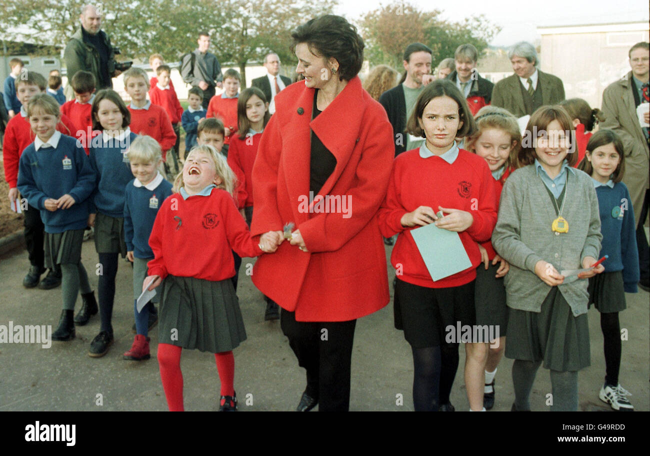 Cherie Blair, moglie del primo ministro Tony Blair, tiene la mano di Rachel Hally (a sinistra), sei anni, mentre lascia la Dunblane Primary School in Scozia oggi (lunedì). La signora Blair, nel suo ruolo di vicepresidente della rete nazionale dei miniclub, ha ufficialmente aperto una nuova sede per il miniclub della scuola, che è stata finanziata con un premio del 195,000 della National Lottery Charites Board. Fotografia di Fiona Hanson/PA. Vedi PA Story DUNBLANE Cherie. FOTO DELLA PISCINA. Foto Stock