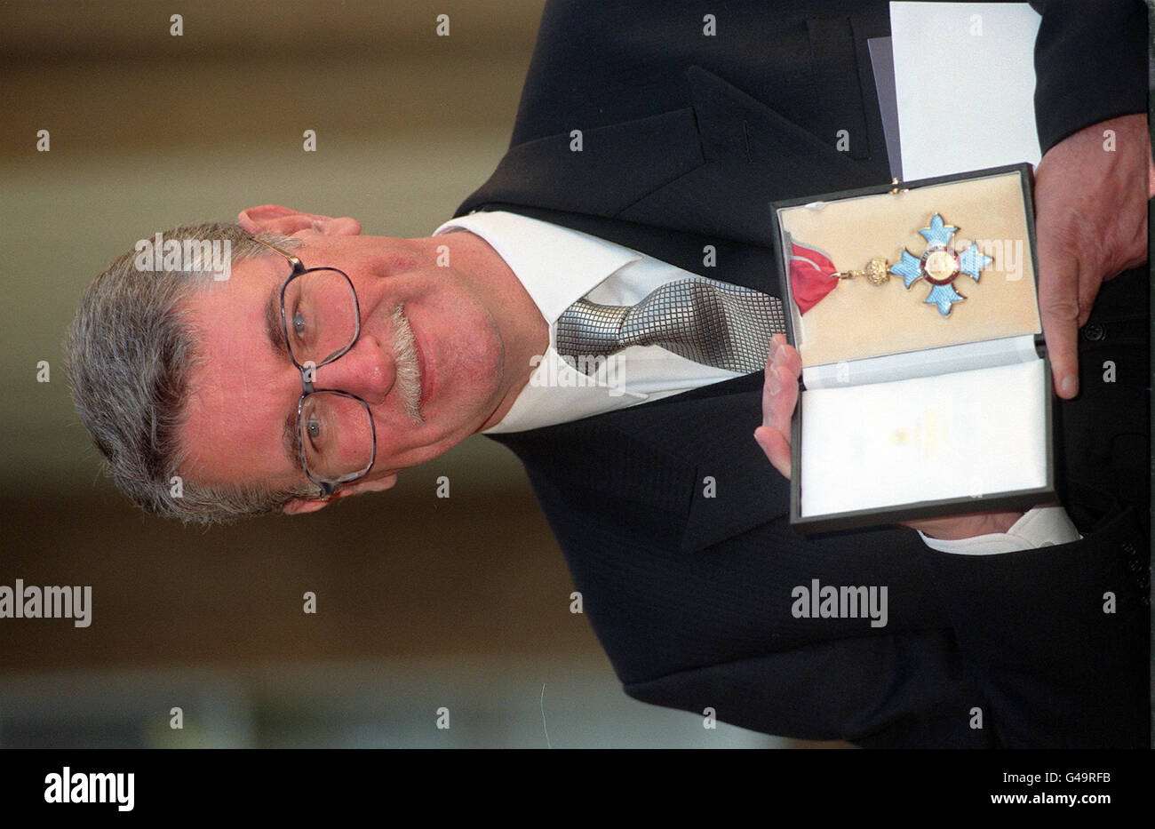 Angus MacDonald, capo del Glasgow Herald & Evening Times e TV scozzese, oggi a Buckingham Palace (Martedì) dopo aver ricevuto il suo CBE dalla Regina. Foto di Sean Dempsey/WPA. Foto Stock