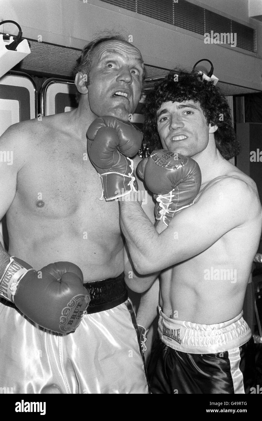 Pubblicità - Celebrità - Henry Cooper e Kevin Keegan - il Cafe Royal, Londra Foto Stock