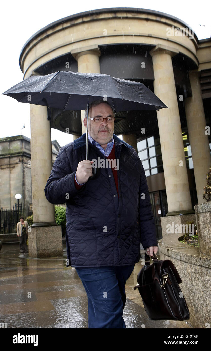 Malcolm Webster lascia Glasgow High Court in Scozia, dove è apparso accusato di aver ucciso la sua prima moglie in un incidente d'auto deliberato. Foto Stock