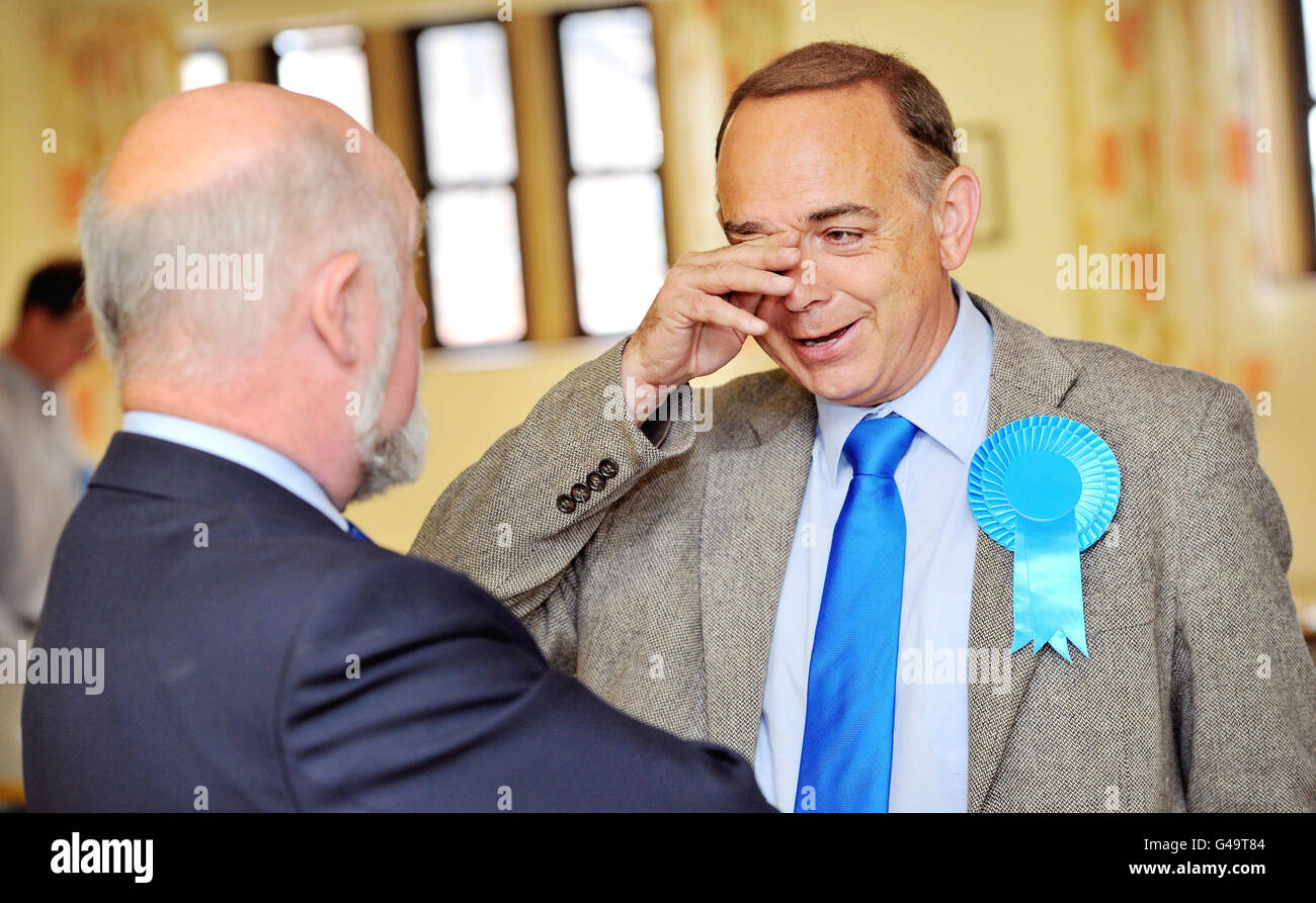 Il leader del partito conservatore gallese Nick Bourne (destra) parla con William Graham, candidato regionale conservatore per il Galles del Sud Est durante una visita al Club conservatore di Usk, nel Galles del Sud Est, mentre gli elettori vanno oggi alle elezioni dell'Assemblea gallese e al referendum AV. Foto Stock