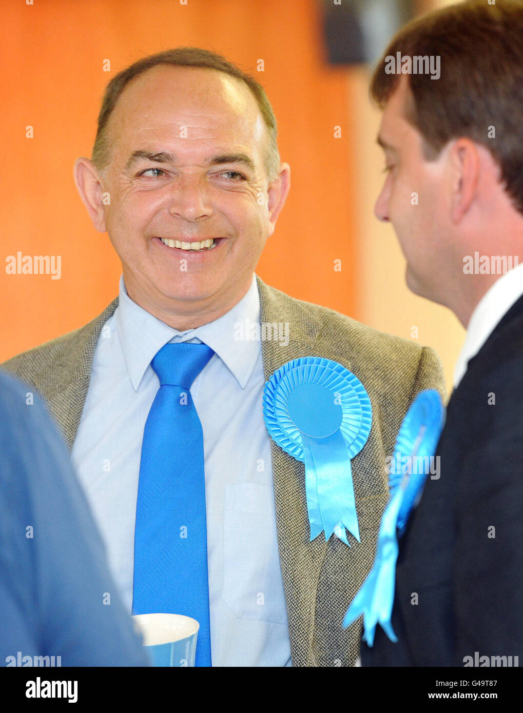 Il leader del partito conservatore gallese Nick Bourne (a sinistra) durante una visita al Club conservatore di Usk, nel Galles del Sud-Est, mentre gli elettori vanno oggi alle elezioni dell'Assemblea gallese e al referendum AV. Foto Stock