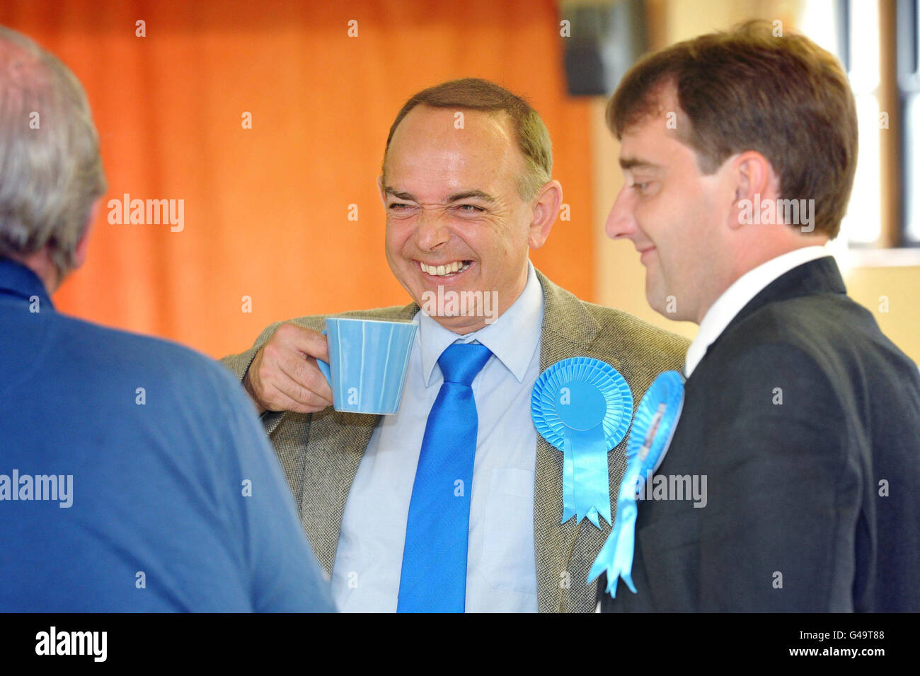 Il leader del partito conservatore gallese Nick Bourne (al centro) durante una visita al Club conservatore di Usk, nel Galles sudorientale, mentre gli elettori vanno oggi alle urne per le elezioni dell'Assemblea gallese e il referendum AV. Foto Stock