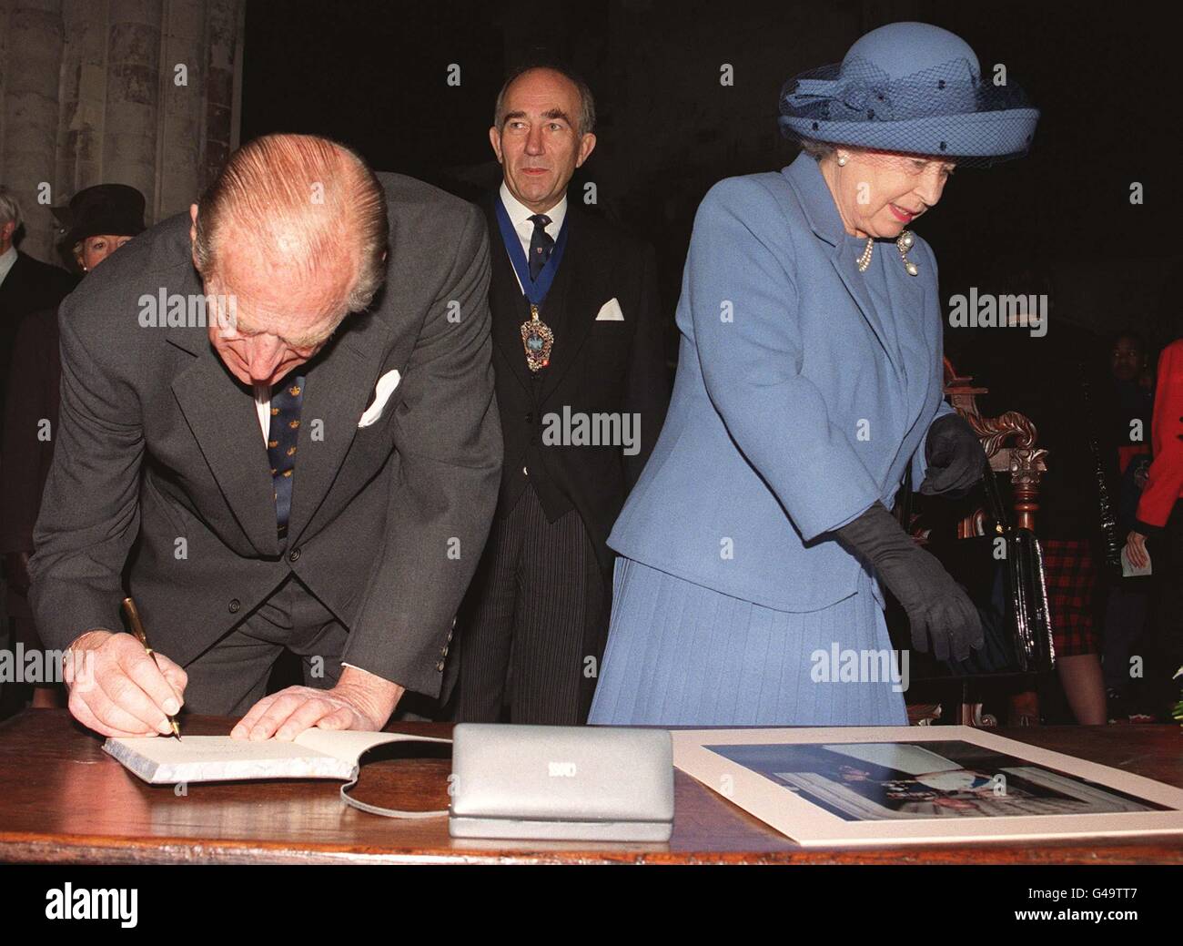 Il Duca di Edimburgo firma il libro degli ospiti al suo arrivo nel foyer della città senza dimora di Salters, con la Regina questa mattina (venerdì). Vedi PA Story ROYAL senza tetto. WPA ROTA Foto di John Stillwell/PA. Foto Stock