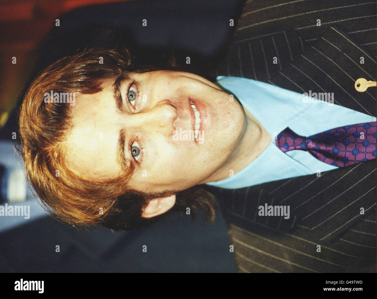 PA NEWS FOTO : 3/10/97 : TV presentatore Jonathan Ross presso il Regent Street Austin REED STORE per il lancio di 'SUIT EXCHANGE QUINDICI GIORNI ". Foto di Paul Tracy. *02/05/02: Motormouth Jonathan Ross va in testa a testa con Chris Moyles e comico Ricky Gervais per prendere un alto premio presenter alla radio Oscar, il premi Sony. Il trio sono tra i DJ per il Migliore Divertimento premio al concorso annuale di bash per onorare la crema di talento dell'aria. Foto Stock