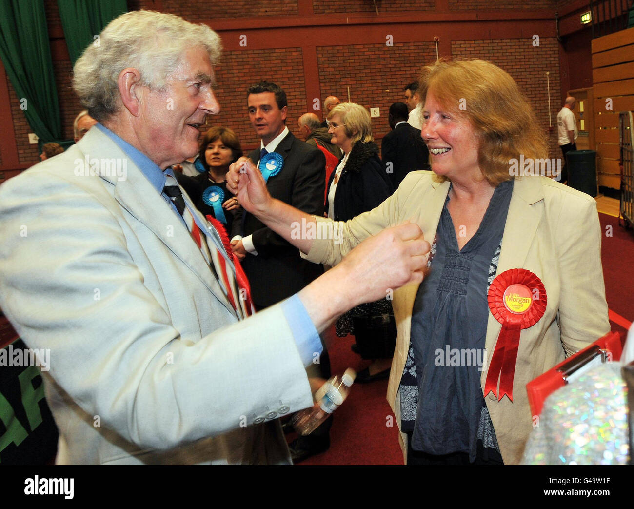 Il candidato laburista a Cardiff North Julie Morgan celebra la vittoria insieme al marito, ex primo ministro Rhodri Morgan, presso il centro di conteggio dei Sophia Gardens di Cardiff, dopo la chiusura dei sondaggi nelle elezioni dell'Assemblea gallese. Foto Stock