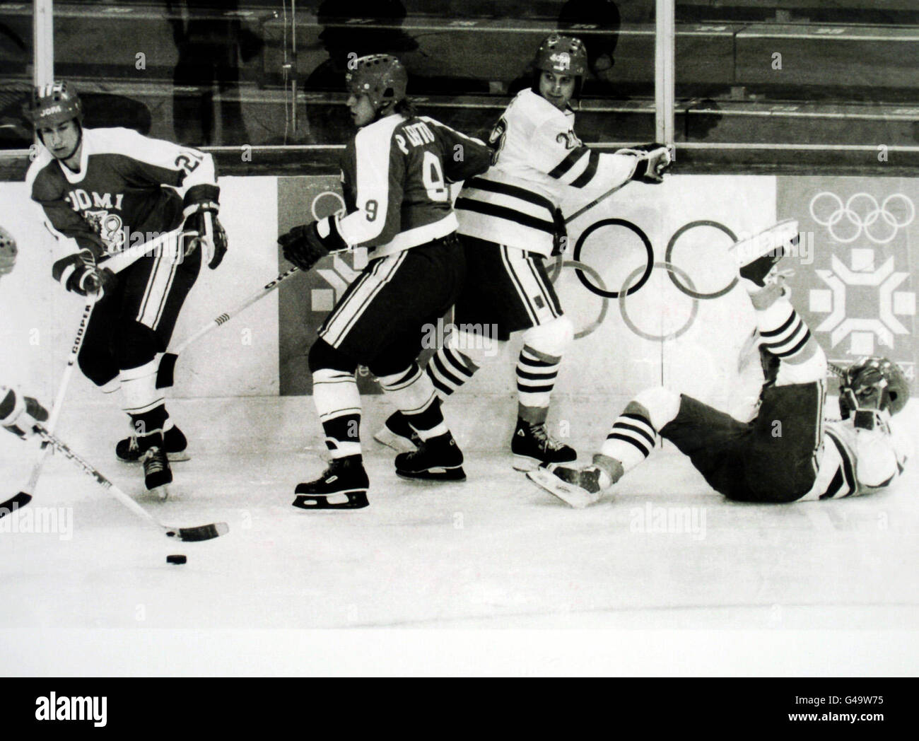 Hockey su ghiaccio - Giochi olimpici invernali di Sarajevo - Gruppo B - Cecoslovacchia / Finlandia. Azione durante la partita tra Cecoslovacchia e Finlandia Foto Stock