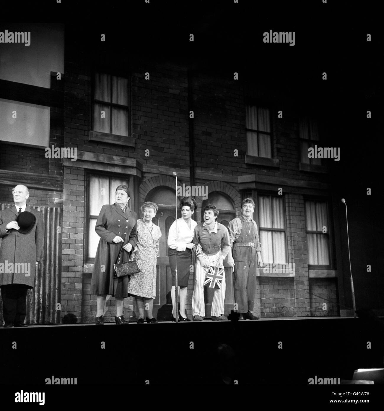 Star di sapone televisivo Coronation Street (l-r) Ena Sharples, Minnie Caldwell, Elsie Tanner, Dennis Tanner e Len Fairclough durante le prove di abbigliamento al London Palladium per l'intrattenimento di gala reale di stasera in aiuto della carità Foto Stock