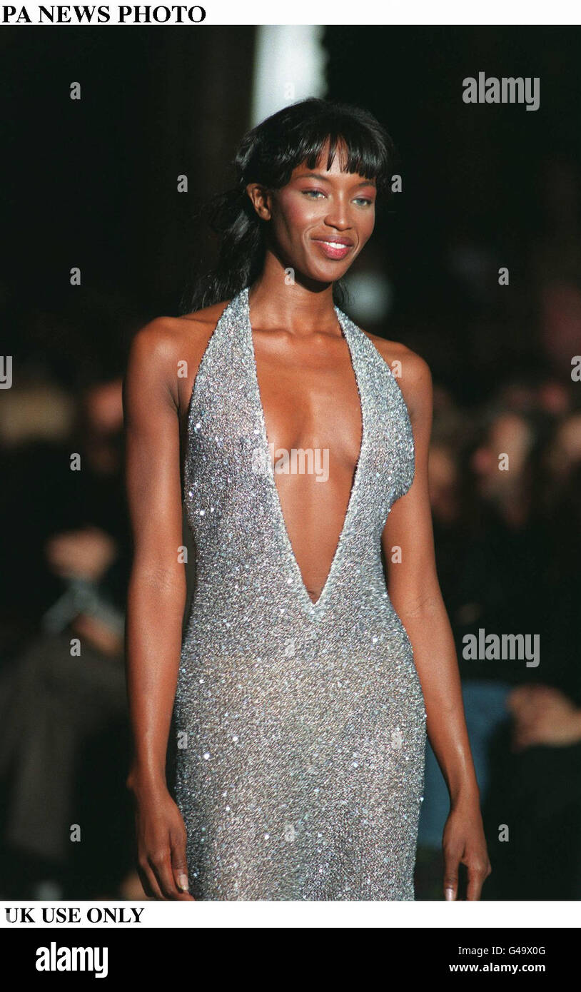 PA NEWS FOTO : 15/10/97 : Naomi Campbell modelli un vestito da chloe collezione primavera/estate 1998. Foto Stock