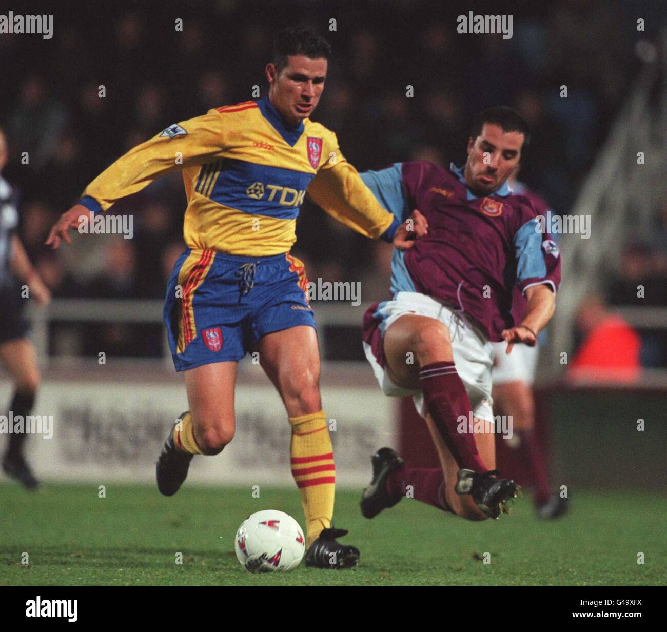 David Unsworth di West Ham è stato consegnato con cura da Marc Edworthy di Crystal Palace durante la loro partita di premiership fa Carling all'Upton Park di questa sera (mercoledì). Foto di Neil Munns/PA. Foto Stock