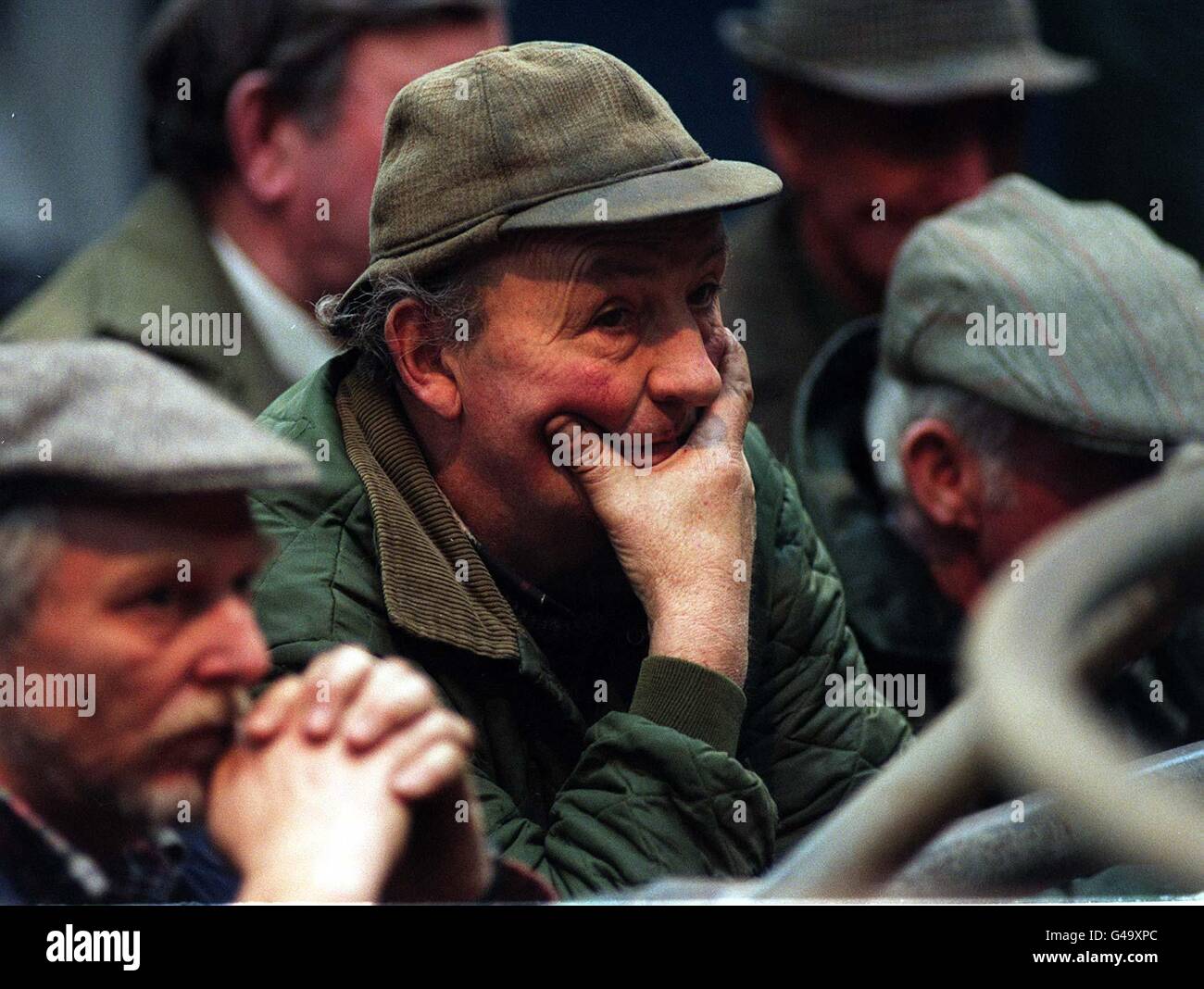 Un agricoltore sembra penoso, visto che oggi vede i bovini in offerta al Murton Livestock Center vicino a York (giovedì), dove il mercato è iniziato sulla scia dell'annuncio ieri del governo di ulteriori restrizioni alla vendita di carne bovina britannica. Vedi PA storia POLITICA manzo. Foto John Giles.PA. Foto Stock