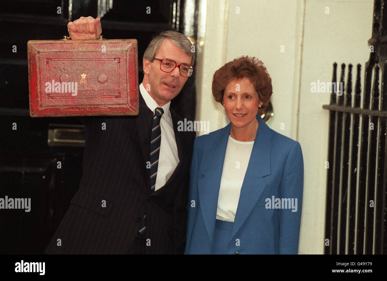 PA NEWS PHOTO 20/3/90 JOHN MAJOR E LA MOGLIE NORMA LASCIANO 11 DOWNING STREET, LONDRA CON UN'ANTICA CASELLA DI BILANCIO PER ANNUNCIARE IL BUDGET Foto Stock