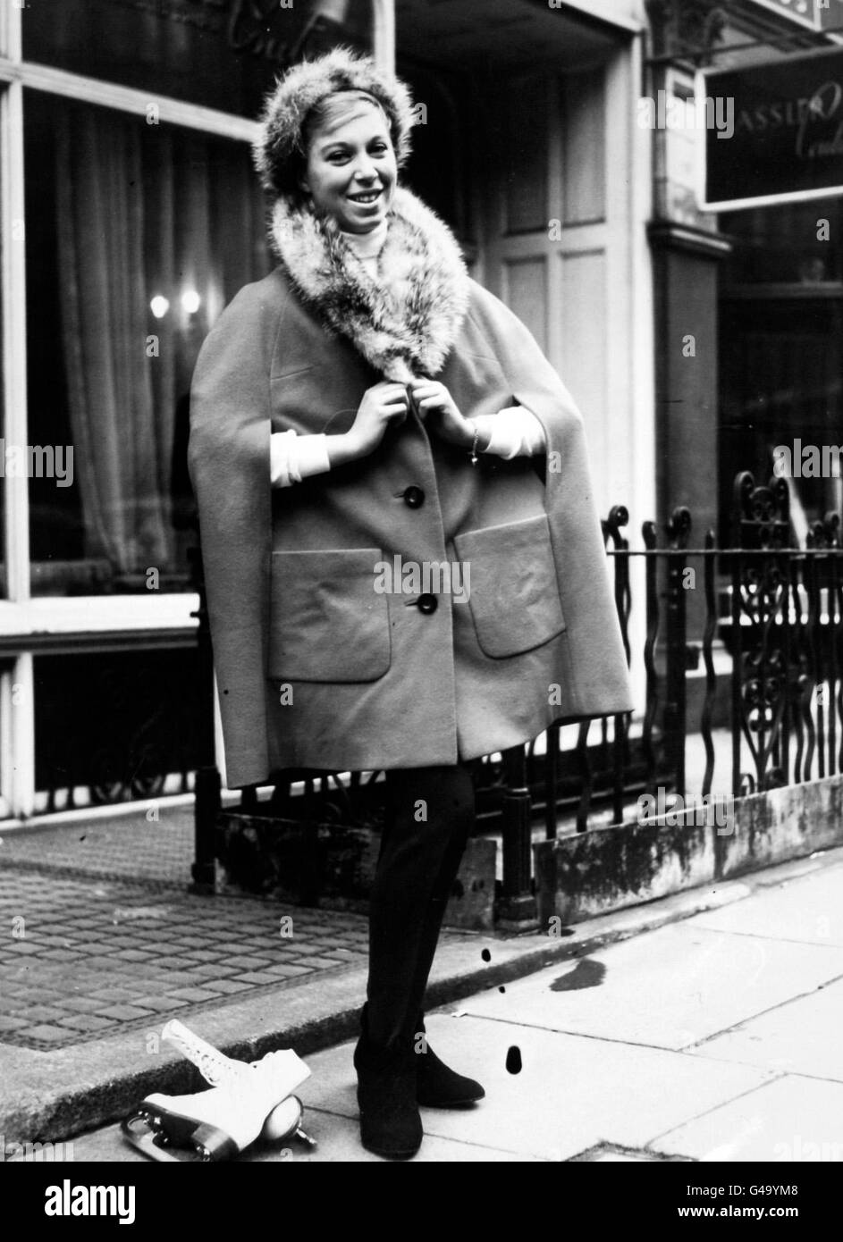 Carol Ann Warner, 18 anni, che pattinerà per la Gran Bretagna nei prossimi Giochi Olimpici invernali, mostra il nuovo abito da sfilata che tutte le donne del team dovranno indossare Foto Stock