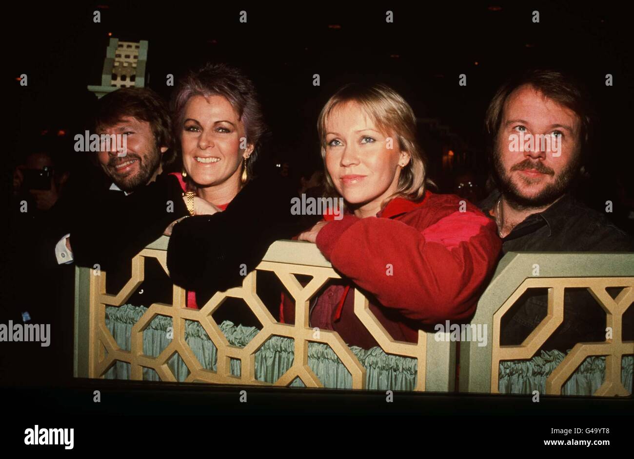 PA NEWS PHOTO 5/11/82: GRUPPO POP SVEDESE 'ABBA' PRESSO L'HOTEL DORCHESTER, LONDRA, PER CELEBRARE IL LORO ULTIMO ALBUM "THE SINGLES: THE FIRST TEN YEARS" (DA SINISTRA A DESTRA) BENNY, ANNI-FRIDA, AGNETHA E BJORN. Foto Stock