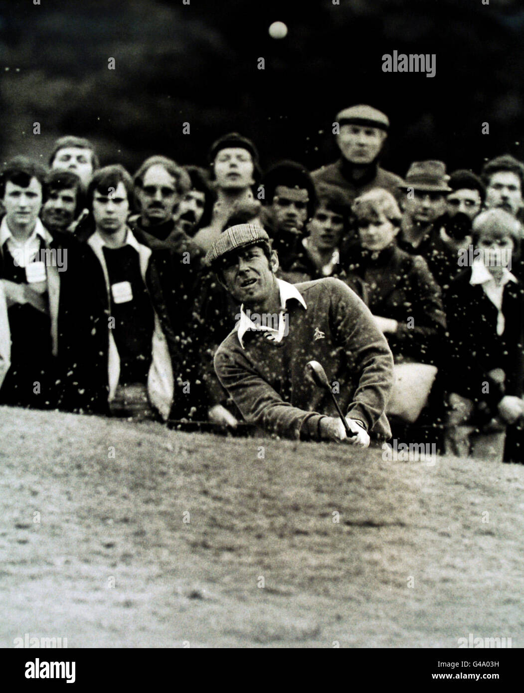 Golf - Colgate Worlds Match Play Championships - Wentworth. L'australiano Graham Marsh atterra sul sesto verde da un bunker Foto Stock