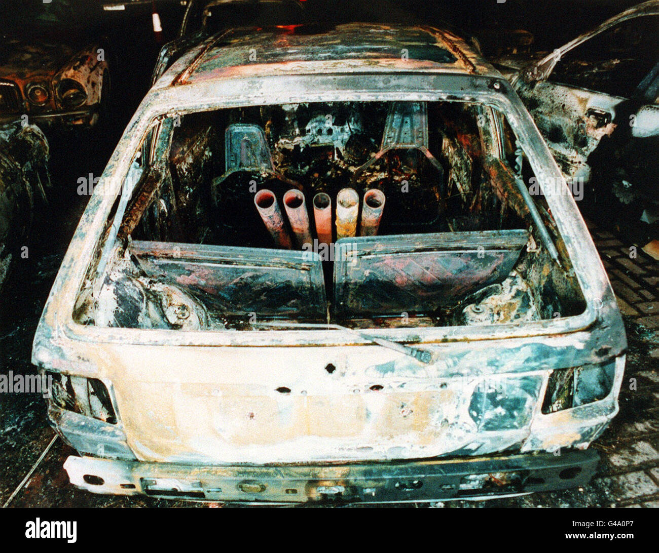 PA Library Foto del 10.03.94 (258246-11) : il Nissan Micra bruciato, che mostra le rube utilizzate per lanciare bombe mortaio all'aeroporto di Heathrow. La corte della corona di Woolwich ha sentito oggi (martedì) come l'IRA provvisorio sperava di causare "distruzione diffusa" quando lanciarono un attacco di mortaio 'smesso' e 'agghiacciante' a Heathrow nel marzo 1994. Foto PA. Vedi PA Story COURTS IRA Foto Stock