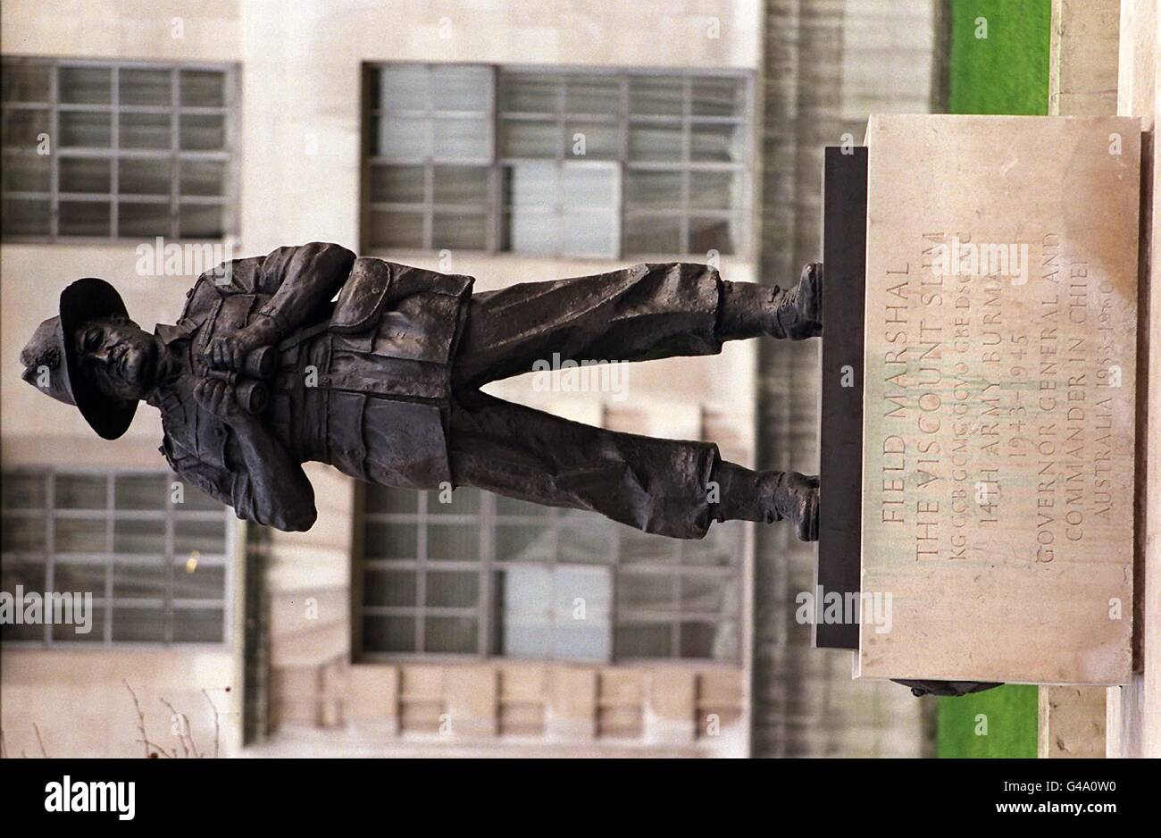 La statua dell'eroe della seconda Guerra Mondiale Visconte Generale William Slim, a Whitehall oggi (Weds). Slim, che ha guidato la cosiddetta "Esercito dimenticato" delle truppe britanniche e del Commonwealth che combattono i giapponesi in Birmania, è stato nominato più grande comandante della storia dalla rivista Focus, che pubblica oggi i suoi dieci comandanti principali. Vedi PA Story DEFENSE Commander. Foto di Peter Jordan. Foto Stock