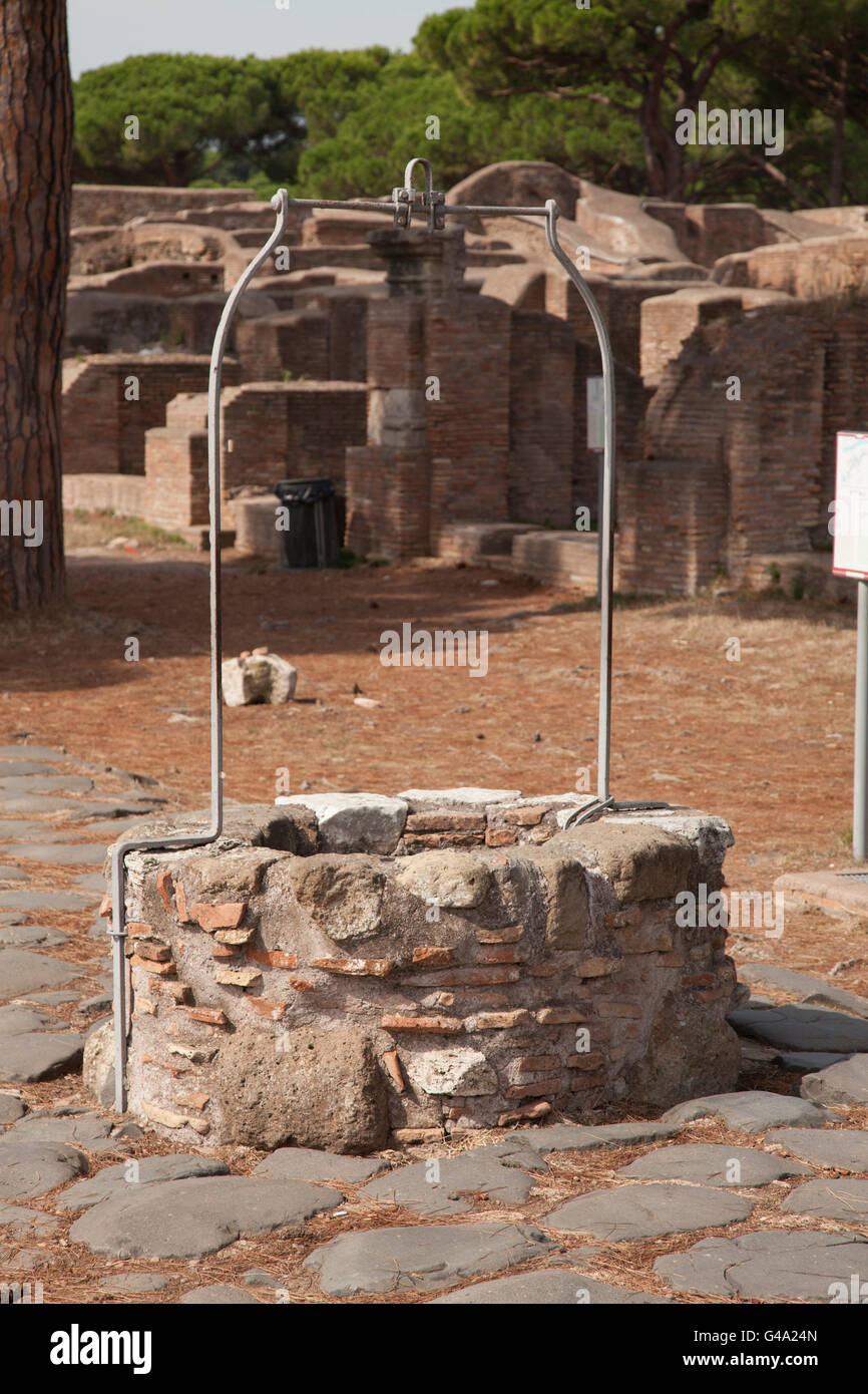 Bene sul Decumanus presso i ruderi della antica città portuale di Ostia, Italia, Europa Foto Stock