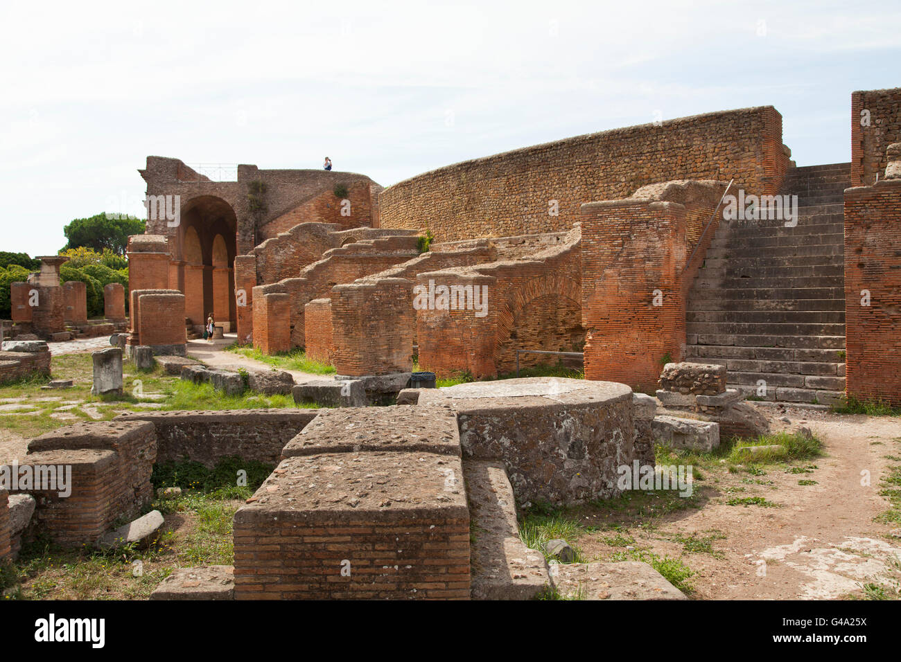 Il teatro e le colonne da Decumanus, rovine dell antico porto romano città di Ostia, Italia, Europa Foto Stock