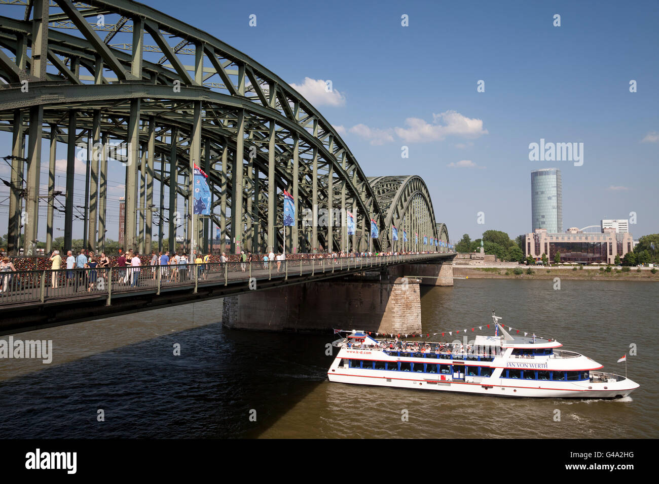 Escursione in barca Hohenzollernbruecke sotto il ponte sul fiume Reno, Colonia, nella Renania, Renania settentrionale-Vestfalia Foto Stock