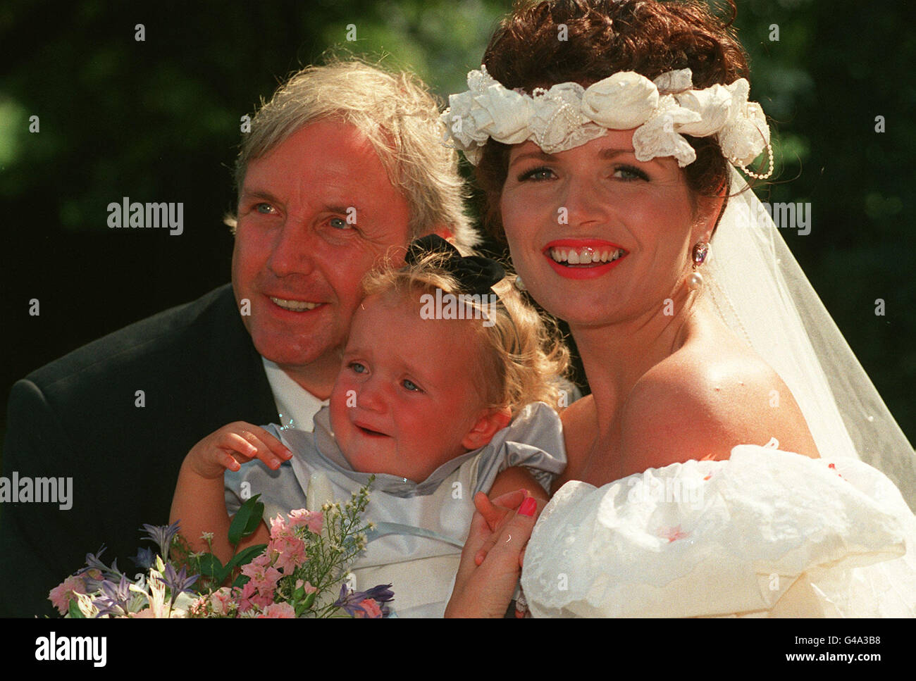 PA NEWS PHOTO 31/8/91 DENISE GYNGELL CON LA FIGLIA TONI (DI 2 ANNI) DURANTE IL SUO MATRIMONIO ALLA CANTAUTORE PETE WATERMAN PRESSO TUTTI I SANTI CHURCH DARESBURY, WARRINGTON Foto Stock