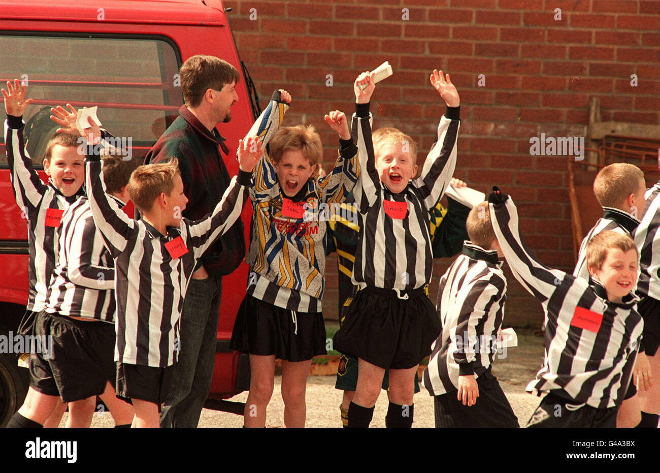 PA NEWS PHOTO 18/4/95 QUESTI GIOVANI DELLE STELLE F.C. DI SALFORD MOSTRANO QUANTO SI SIA DIVERTITO A FAR PARTE DELLA PRIMA SESSIONE DI COACHING DI SERVIZIO DELLA COMUNITÀ DI ERIC CANTONA A MANCHESTER Foto Stock