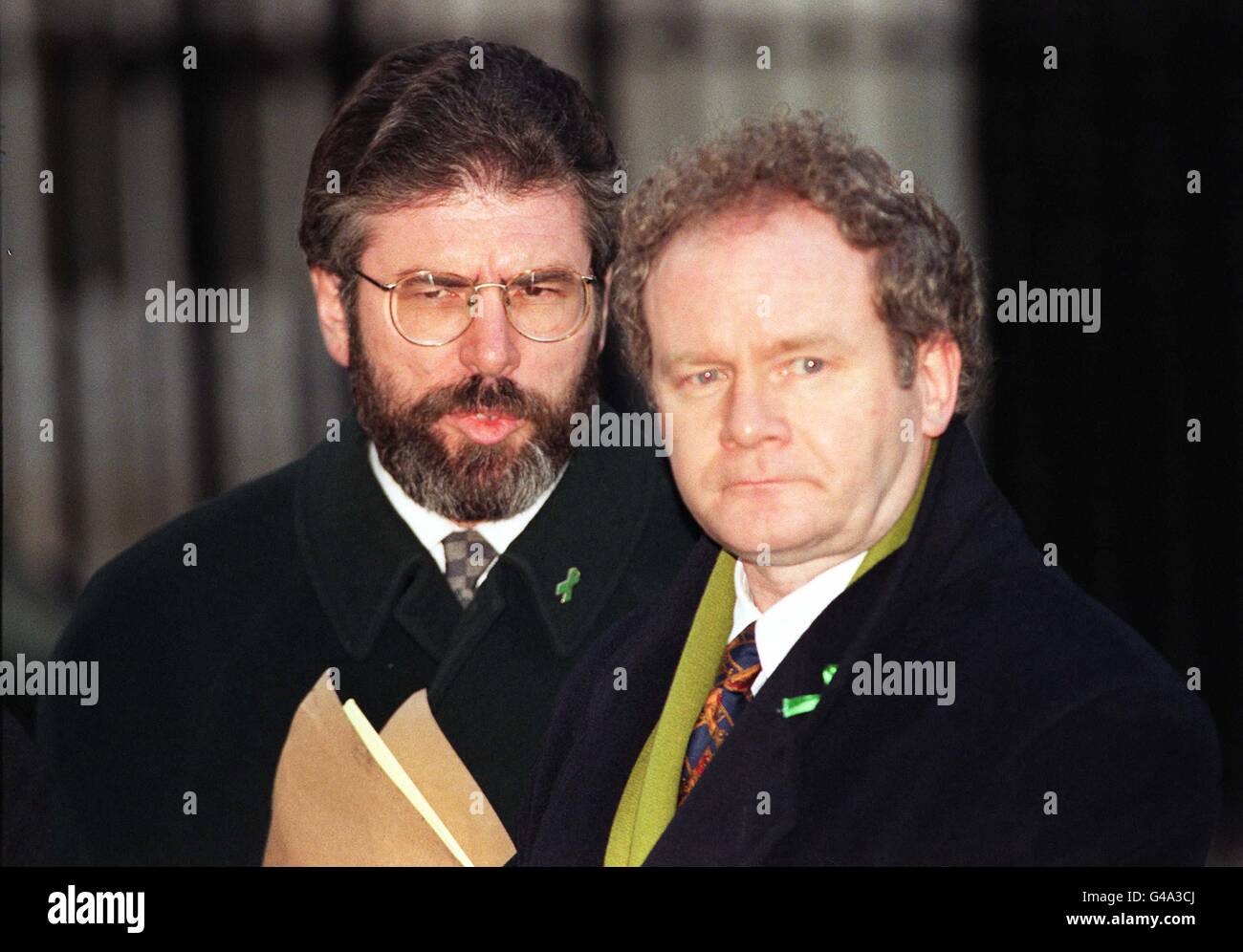 I leader di Sinn Fein Gerry Adams (a sinistra) e Martin McGuinness arrivano a Downing Street oggi (lunedì), per colloqui con il primo Ministro sul piano di pace anglo-irlandese, esprimendo la speranza che l’ultimo ostacolo possa essere superato. Vedi PA Story ULSTER Talks. Foto di Fiona Hanson. Foto Stock