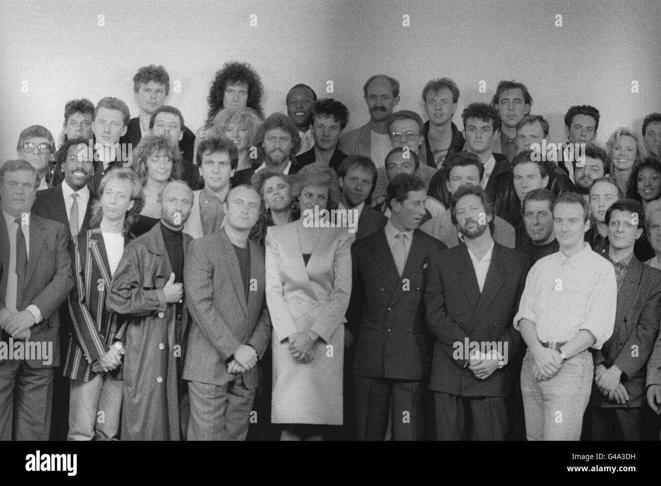 Il Principe e la Principessa di Galles si esibiscono al gala rock Prince's Trust prima del concerto alla Royal Albert Hall di Londra. (Prima fila, L-R) i fratelli 'Bee Gees' Robin e Maurice Gibb, Phil Collins, Eric Clapton e Midge Ure. Barry Gibb, fratello di 'Bee Gees', è quinto a sinistra, seconda fila. Foto Stock