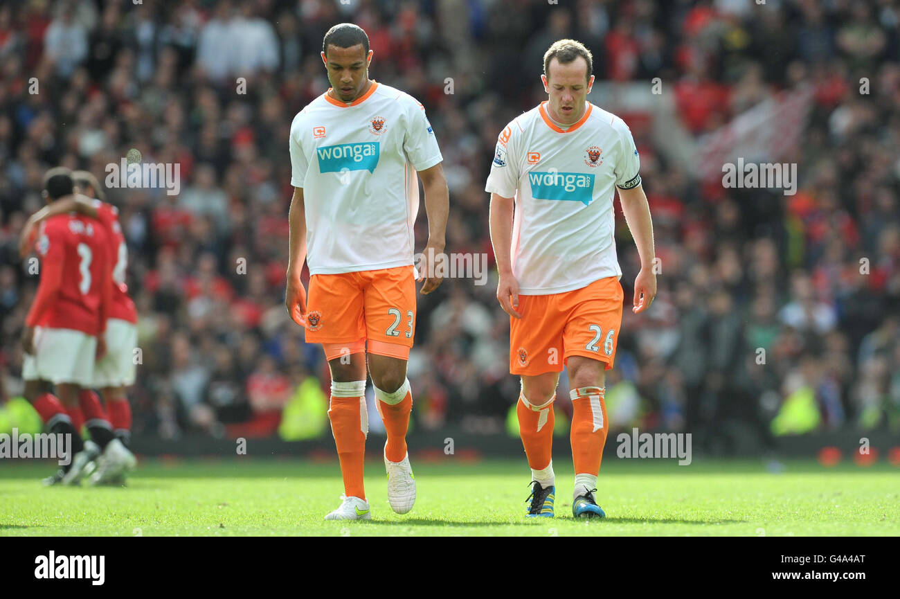 Blackpool Charlie Adam (a destra) e Matt Phillips mostrano il loro rifiuto dopo che la loro squadra è stata relegata dalla Premier League durante la partita della Barclays Premier League a Old Trafford, Manchester. Foto Stock