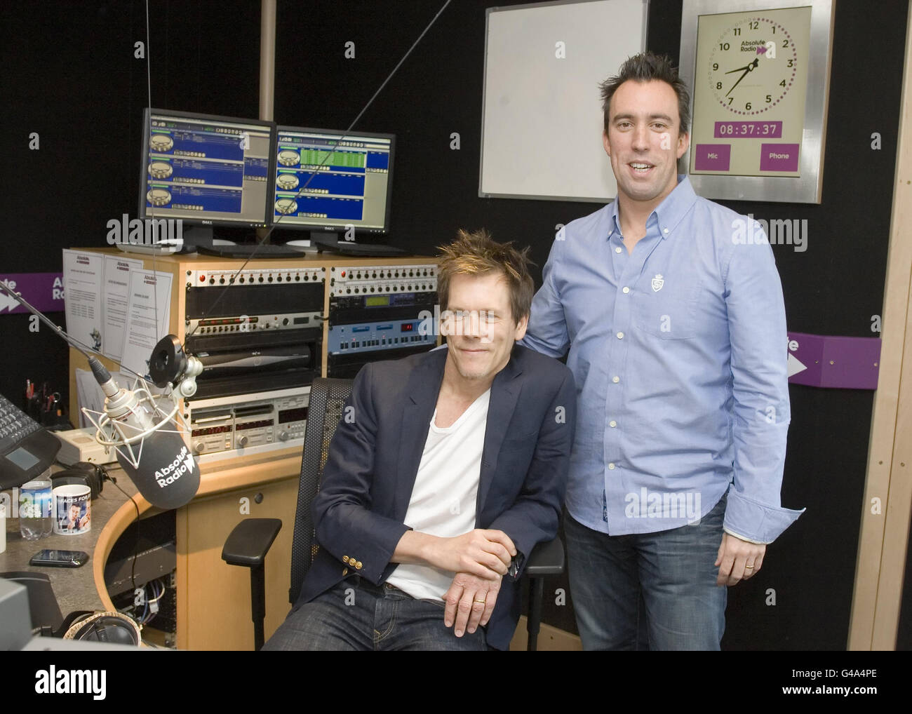 L'attore Kevin Bacon (a sinistra) e ospite dell'Absolute radio Breakfast show Christian o'Connell presso Absolute radio, nel centro di Londra. Foto Stock