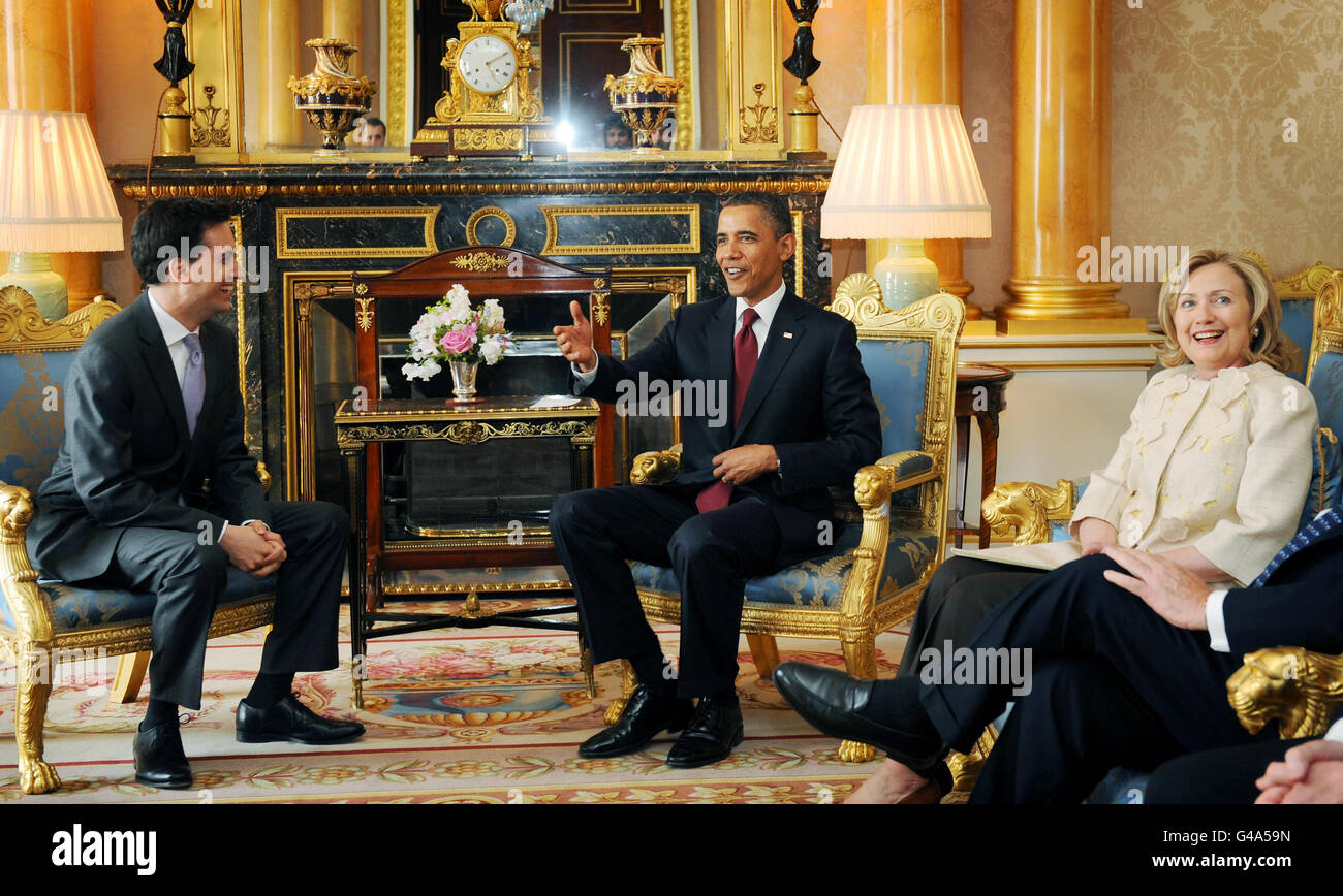 Il presidente DEGLI STATI UNITI Barack Obama ha incontrato il leader laburista ed Miliband a Buckingham Palace, nel centro di Londra, come osserva il segretario di Stato americano Hillary Clinton, il primo giorno della visita di stato del presidente a Londra. Foto Stock