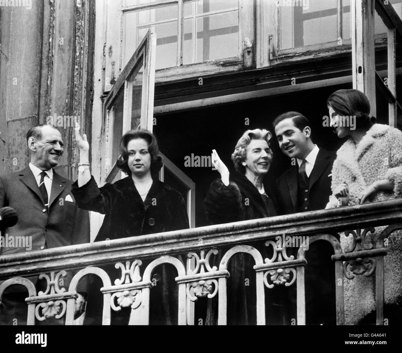 Il re Frederik di Danimarca, mostrandosi alle folle di Copenhagen il suo 64° compleanno, si unisce al balcone del Palazzo di Amalienborg dalla moglie Ingrid, la principessa Benedikte, seconda da sinistra, e la neonata principessa Anne-Marie e il principe ereditario Costantino di Grecia. Foto Stock