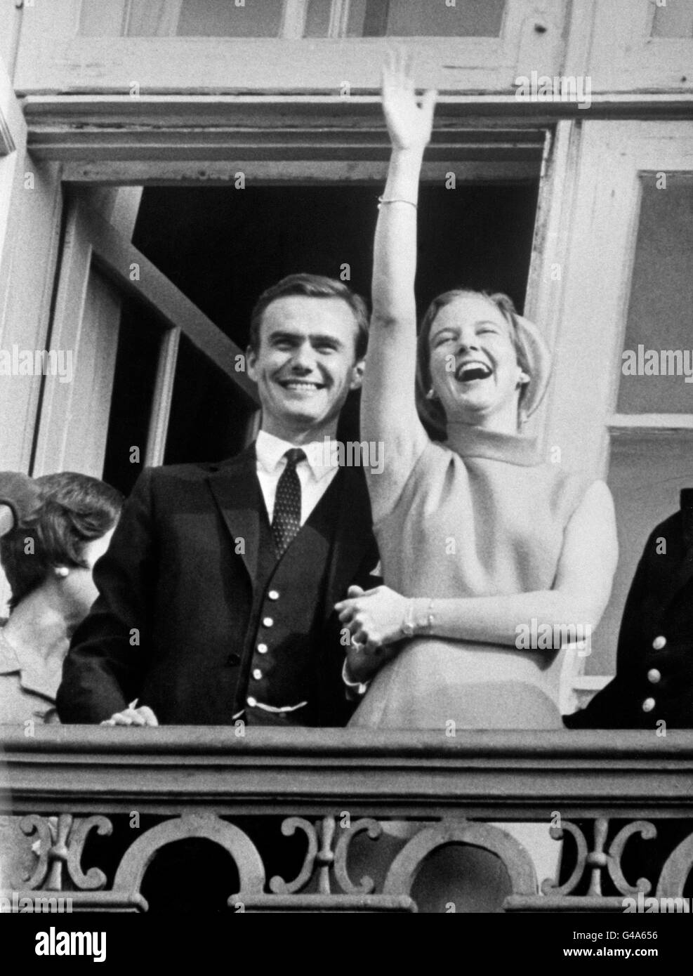 Corona la principessa Margrethe di Danimarca con il conte Henri de Montpezat, che si è fatto sventolare verso il popolo di Copenaghen dal balcone del Palazzo Amalienborg dopo essere stato impegnato. Foto Stock
