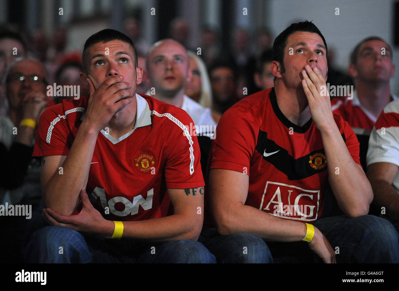 I fan di Manchester United guardano la finale di Champions League sui grandi schermi all'interno del Lancashire Cricket Club, Old Trafford, Manchester. Foto Stock