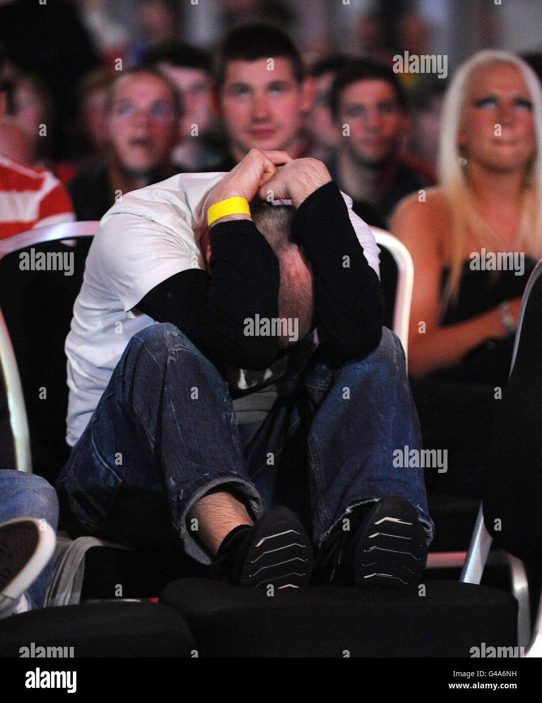Un fan di Manchester United tiene la testa nelle sue mani dopo aver visto il punteggio di Lionel messi nella finale di Champions League sui grandi schermi all'interno del Lancashire Cricket Club, Old Trafford, Manchester. Foto Stock